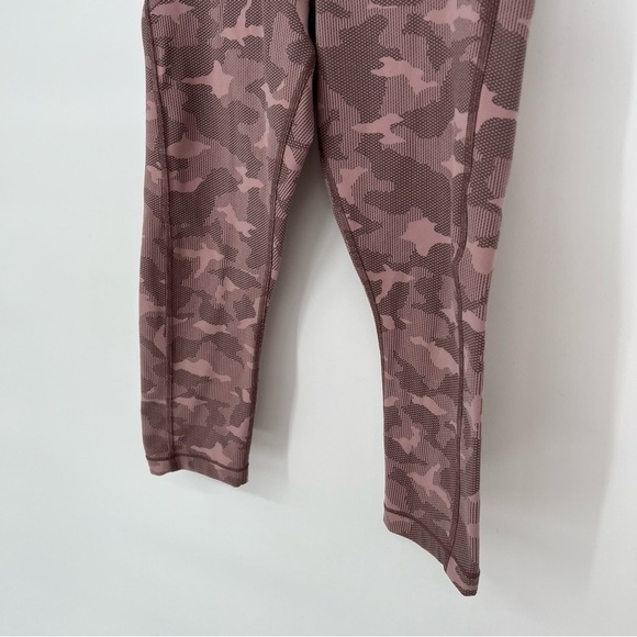Athleta Ultimate Stash Pocket Texture Camo Capri - Picture 5 of 16